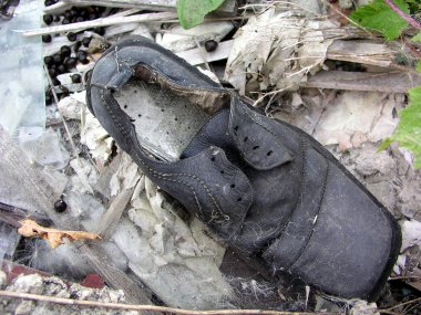 Eski ayakkabı çöpe at