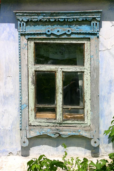 Fenêtre de la vieille maison — Photo