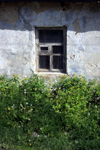 Fönster i det gamla huset — Stockfoto