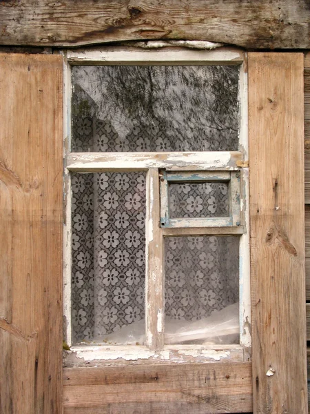 Raam van het oude huis — Stockfoto