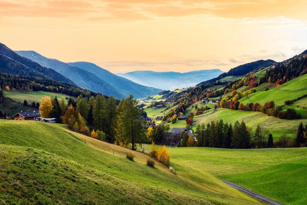 Funes Valley, Trentino, Italy. 가을 색조를 띤 가을 풍경. — 스톡 사진