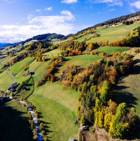 Valle de Funes, Trentino, Italia. Paisaje otoñal con colores de otoño. — Foto de Stock