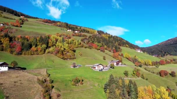 意大利特伦蒂诺Funes Valley 。秋天的风景与秋天的色彩. — 图库视频影像