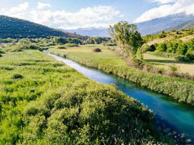 Tirino, Abruzzo nehri, Güney İtalya. Hava görünümü