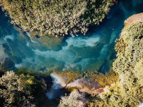 Tirino, joki Abruzzossa, Etelä-Italiassa. Antenninäköala — kuvapankkivalokuva