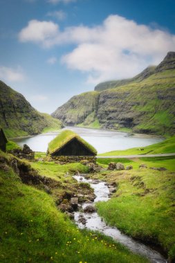 Faroe Adaları 'ndaki Saksun köyü. Çimento çatısı evleri ve manzarası