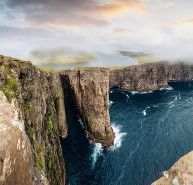 Leitisvatn Sorvagsvatn Gölü Atlantik Okyanusu üzerinde, Faroe Adaları