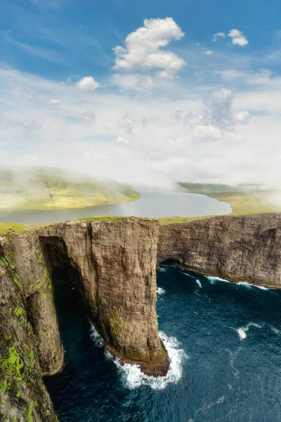 ทะเลสาบ Leitisvatn Sorvagsvatn เหนือมหาสมุทรแอตแลนติก หมู่เกาะฟาโร — ภาพถ่ายสต็อก