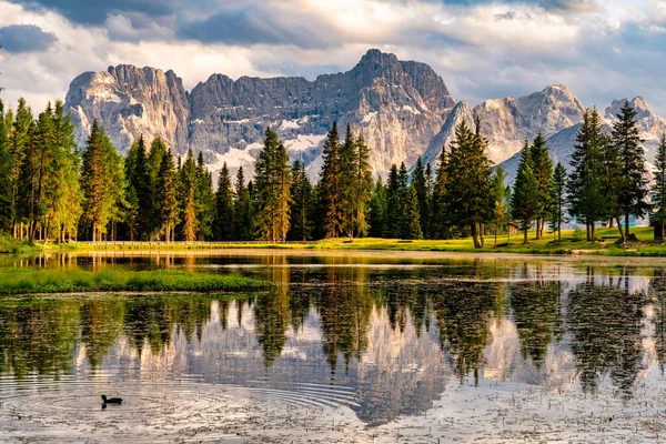 Maisema, Vuori ja heijastus lähellä Antorno Lake, Dolomites Alps — kuvapankkivalokuva