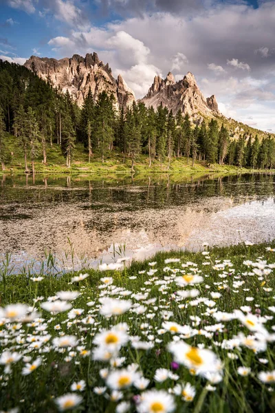 Landschap, Bergen en reflectie in de buurt van het meer van Antorno, Dolomieten Alpen — Stockfoto