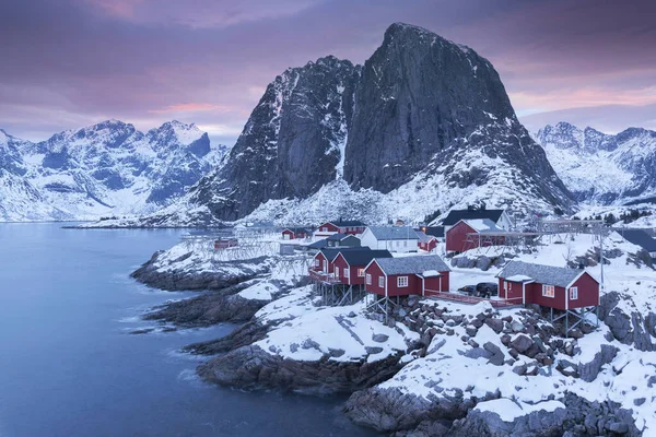 Hamnoy, Lofoten, Noruega. Fishermans Village con nieve y casas rojas —  Fotos de Stock