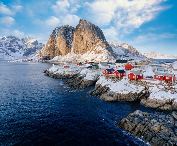 Hamnoy, Lofoten, Norge. Fiskerlandsby med snø og røde hus – stockfoto