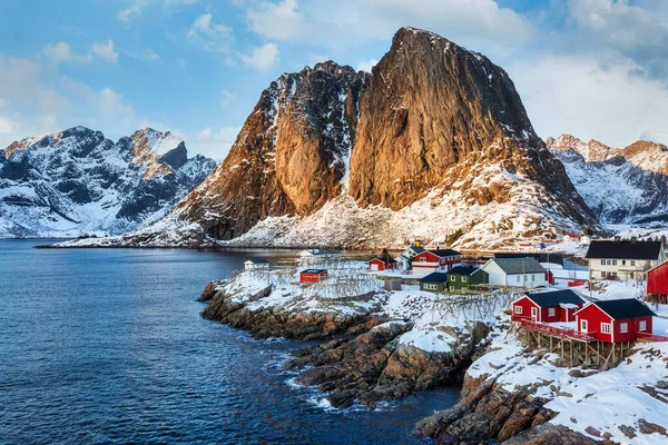Hamnoy, Lofoten, Norge. Fiskerlandsby med snø og røde hus – stockfoto