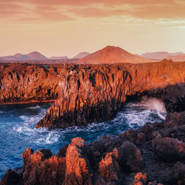 Los Hervideros vulkanisch landschap bij de oceaan, Lanzarote, Canarische Eilanden — Stockfoto