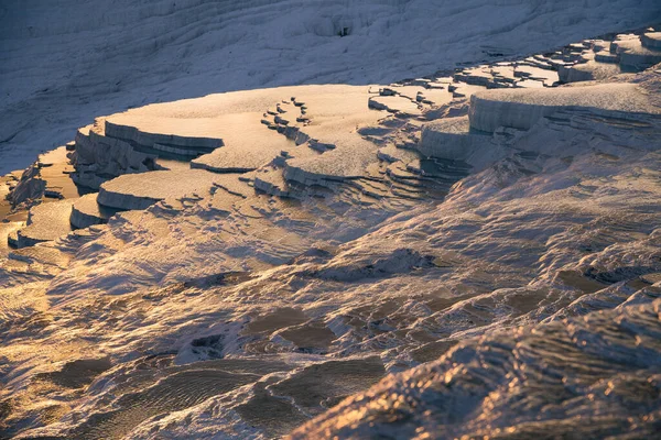 Pamukkale rivitalo kallion muodostumista suolalla ja vedellä, Turkki — kuvapankkivalokuva