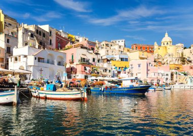 Procida Adası, Napoli, İtalya. La Corricella 'nın renkli limanı 