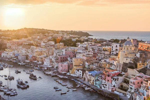 Procida Island, Nápoles, Itália. Vista do pôr do sol de cima — Fotografia de Stock