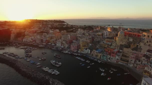 Ostrov Procida, Neapol, Kampánie, Itálie. Letecký pohled — Stock video