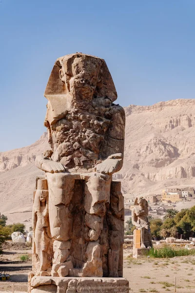 Egypti, Luxor, Länsiranta, Colossi Memnon massiivinen kivi patsaat — kuvapankkivalokuva