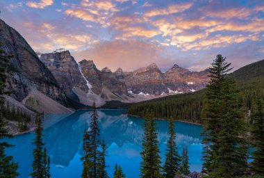 Gün doğumunda Moraine Gölü, Banff. Kanada Kayalıkları, Alberta, Kanada