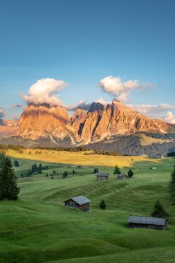 Seiser Alm, Alpe di Siusi manzarası, Dolomites Alpleri, İtalya. Gün batımı görünümü