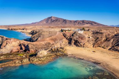Playa de Papagayo Plajı, çöl manzarası ve mavi gökyüzü. Lanzarote