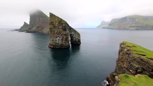 Islas Feroe, archipiélago de Dinamarca. Formaciones rocosas Drangarnir y Tindholmur — Vídeo de stock
