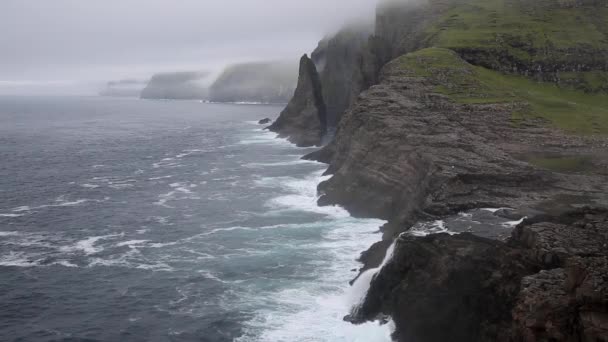Скалы и водопады, Босдалафоссур, Фарерские острова. — стоковое видео