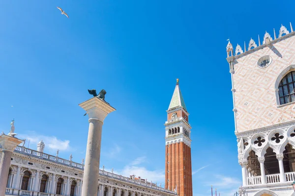 聖マルコ広場、キャンペーンや建物、青空。ヴェネツィア、イタリア — ストック写真