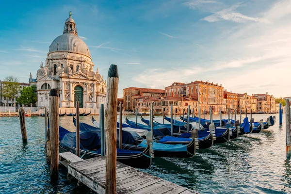 Gondolas a Santa Maria della Salute slavný kostel, Benátky, Itálie — Stock fotografie