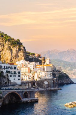 Amalfi Sahili 'nde gün batımı. Atrani, Salerno, İtalya