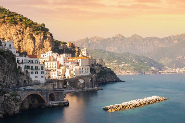 Pôr do sol na Costa Amalfitana. Atrani, Salerno, Itália — Fotografia de Stock