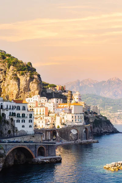 Auringonlasku Amalfin rannikolla. Atrani, Salerno, Italia — kuvapankkivalokuva