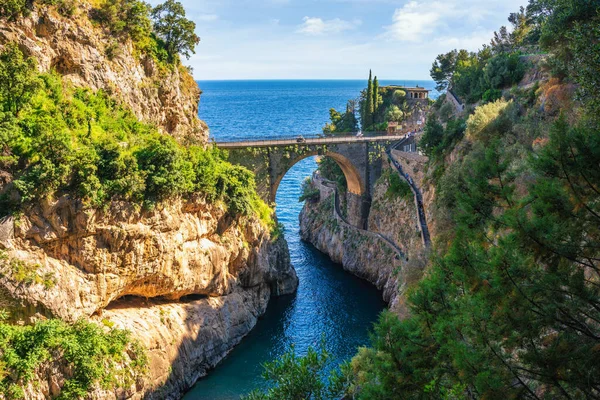 Furore Fjord und Brücke, Amalfiküste, Salerno, Italien — Stockfoto