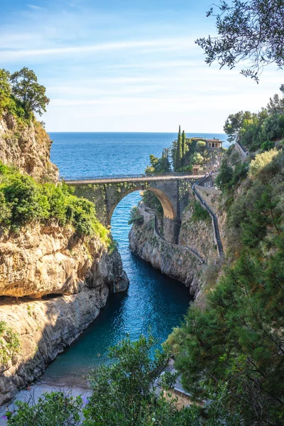 Furore Fjord ja silta, Amalfin rannikko, Salerno, Italia — kuvapankkivalokuva