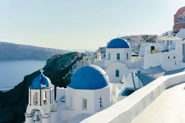 Santorini, Kykladene, Hellas. Hvite hus og kirker om sommeren – stockfoto