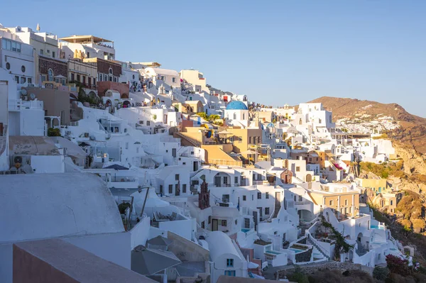 Santorini, Kykladien saaret, Kreikka. Valkoiset talot ja kirkot kesällä — kuvapankkivalokuva