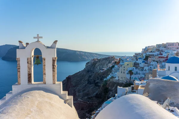 Santorini, Kykladien saaret, Kreikka. Valkoiset talot ja kirkot kesällä — kuvapankkivalokuva