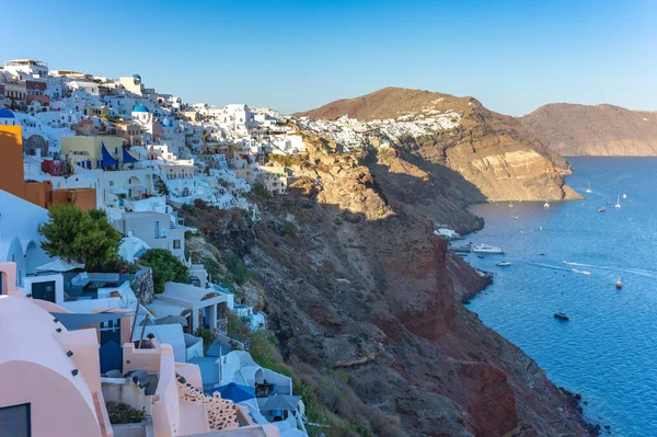 Santorini, Cyclades Adaları, Yunanistan. Yazın beyaz evler ve kiliseler