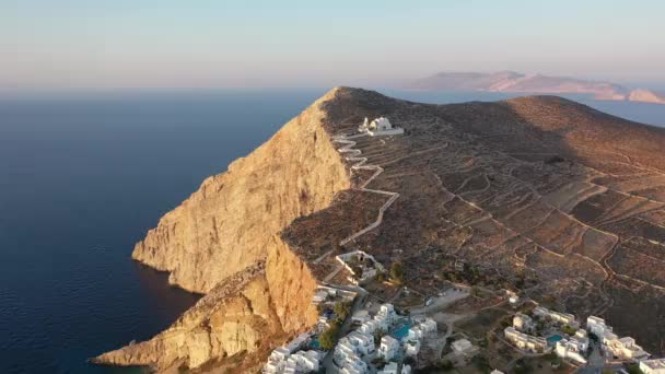 Panagia templom naplementekor, Folegandros sziget, Kerékpárok, Görögország — Stock videók