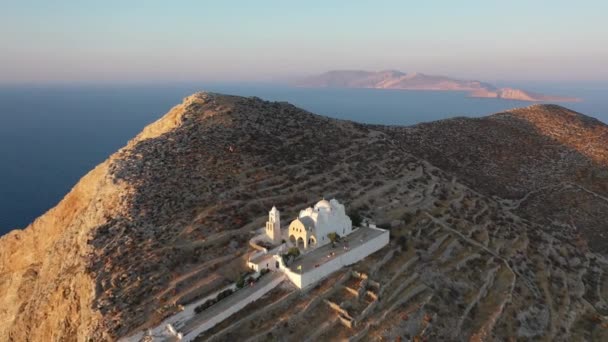 Panagia templom naplementekor, Folegandros sziget, Kerékpárok, Görögország — Stock videók