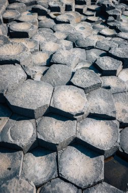 Dev Geçit, simgesel bazalt sütunlarıyla. İlçe Antrim, Ulster bölgesi, Kuzey İrlanda, Birleşik Krallık.