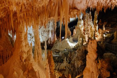 İtalya 'nın Marche bölgesindeki yeraltı krust mağarası. Frasassi
