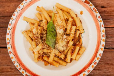 Napoli Makarnası Genovese geleneksel bir İtalyan yemeği dekoratif tabakta servis edilir..