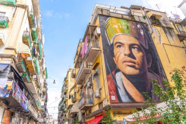Napoli, 15 Mayıs 2024: San Gennaro 'nun bir duvar resmi İspanyol Mahallesi' ndeki canlı bir binayı süslüyor..