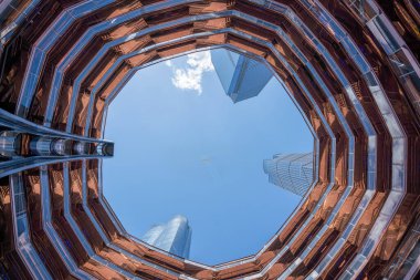 New York City, 15 Temmuz 2024: Gemilerin arasından gökyüzüne, binalara ve uzak bir uçağa bakıyorlar.