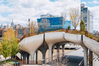 Ziyaretçiler Küçük Ada Parkı 'nın eşsiz mimarisi ve yeşilliğinin tadını çıkarıyorlar..