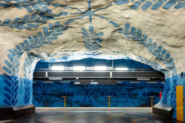 Stockholm, 15 Mayıs 2024: Sanatla süslenmiş T-Centralen metro istasyonu, canlı bir yeraltı merkezi..