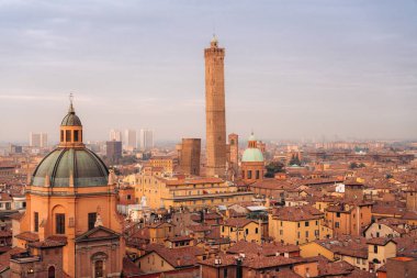 Asinelli Kulesi ve tarihi kent mimarisinin yer aldığı Bolonya İtalya panoramik manzarası.