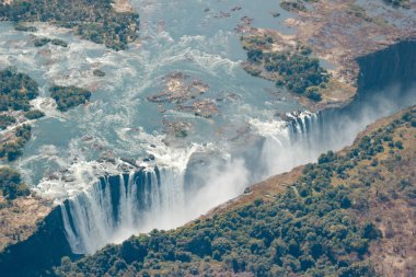 Victoria Şelalesi havası: Zambezi Nehri, geçit, köprü ve geniş Afrika manzarası.
